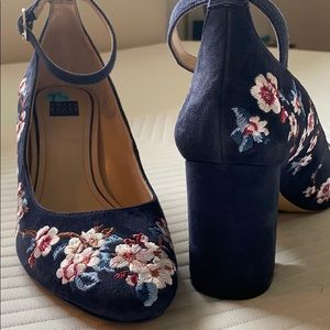 NWOT suede floral embroidered heels 7.5